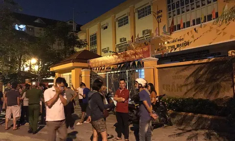 Phụ huynh TP.HCM vây trường trong đêm vì suất ăn của trẻ